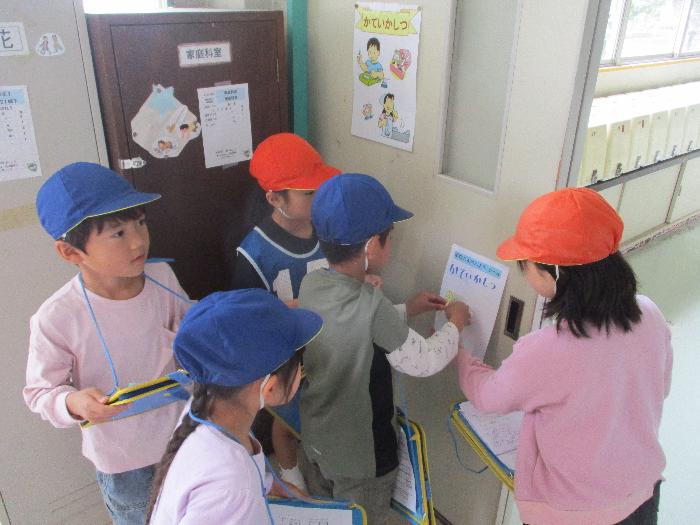 案内した部屋の前で、シールを貼ったよ。